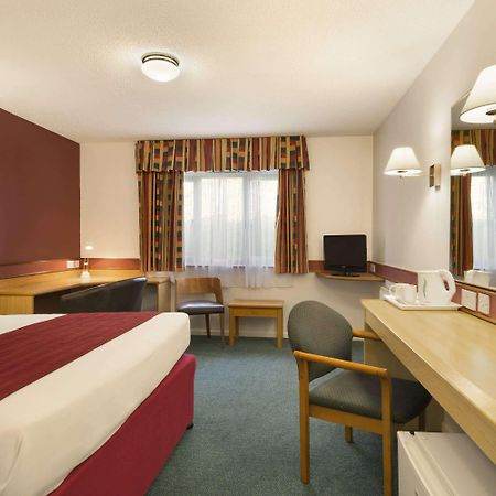 Days Inn Bradford M62 Eksteriør billede